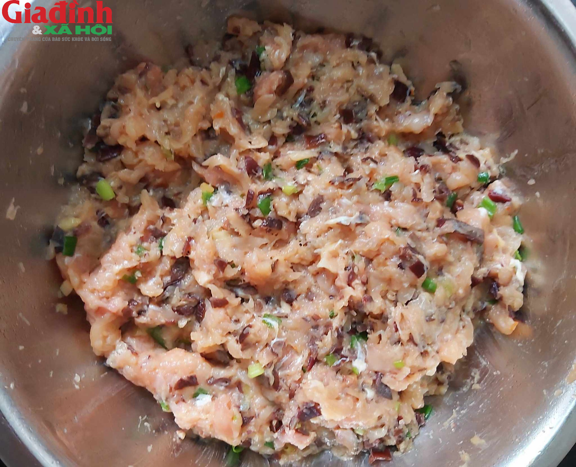 Cách làm chả lá lốt thịt gà bằng nồi chiên không dầu thơm ngon, không khô, ngon như chả lá lốt thịt lợn, thịt bò- Ảnh 1. A bowl of food Description automatically generated