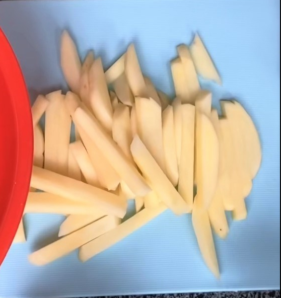 Cách làm khoai tây chiên bằng nồi chiên không dầu, thơm ngon, ngoài giòn trong bùi, không cần bột - Ảnh 2. Cách làm khoai tây chiên bằng nồi chiên không dầu, thơm ngon, ngoài giòn trong bùi, không cần bột - Ảnh 2.