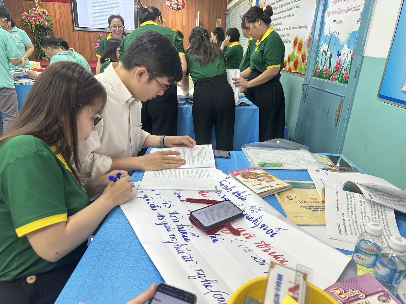 Cấm giáo viên, hiệu trưởng ép buộc, vận động học sinh mua sách tham khảo- Ảnh 1. Cấm giáo viên, hiệu trưởng ép buộc, vận động học sinh mua sách tham khảo- Ảnh 1.