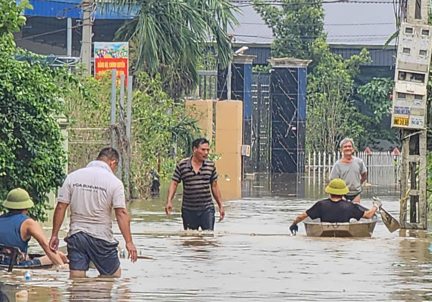 Cận cảnh khẩn cấp hộ đê, sơ tán dân tại các vùng báo động lũ cấp 3 ở Nam Định- Ảnh 3. Cận cảnh khẩn cấp hộ đê, sơ tán dân tại các vùng báo động lũ cấp 3 ở Nam Định- Ảnh 3.