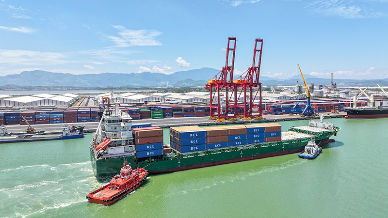 Ngày 28.8, tàu MTT SAISUNEE thuộc hãng tàu RCL cập cảng Chu Lai. Ảnh: THACO Chu Lai