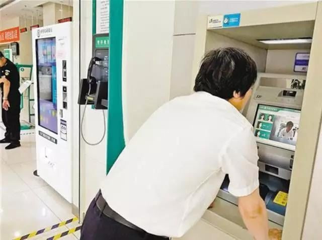 Không thực hiện giao dịch mà tài khoản vẫn bị trừ hơn 208 triệu đồng: Cảnh sát vào cuộc điều tra, phát hiện thủ phạm là 'cây ATM' tại ngân hàng - Ảnh 1. Không thực hiện giao dịch mà tài khoản vẫn bị trừ hơn 208 triệu đồng: Cảnh sát vào cuộc điều tra, phát hiện thủ phạm là 'cây ATM' tại ngân hàng - Ảnh 1.