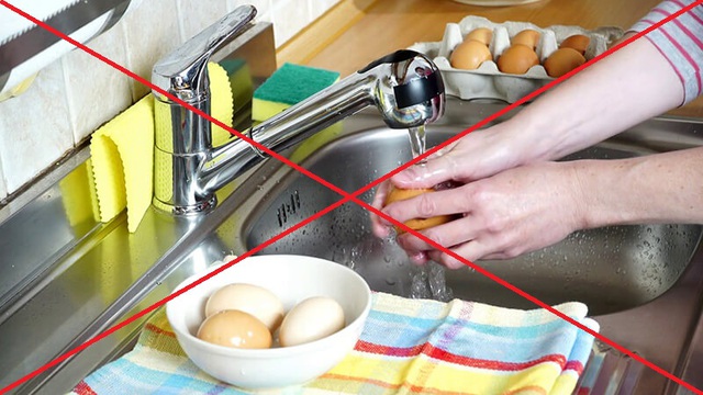 Hóa ra cất trứng ở cánh cửa tủ lạnh rất nhanh hỏng và đây là cách bảo quản trứng lâu và tốt nhất- Ảnh 3. Hóa ra cất trứng ở cánh cửa tủ lạnh rất nhanh hỏng và đây là cách bảo quản trứng lâu và tốt nhất- Ảnh 3.