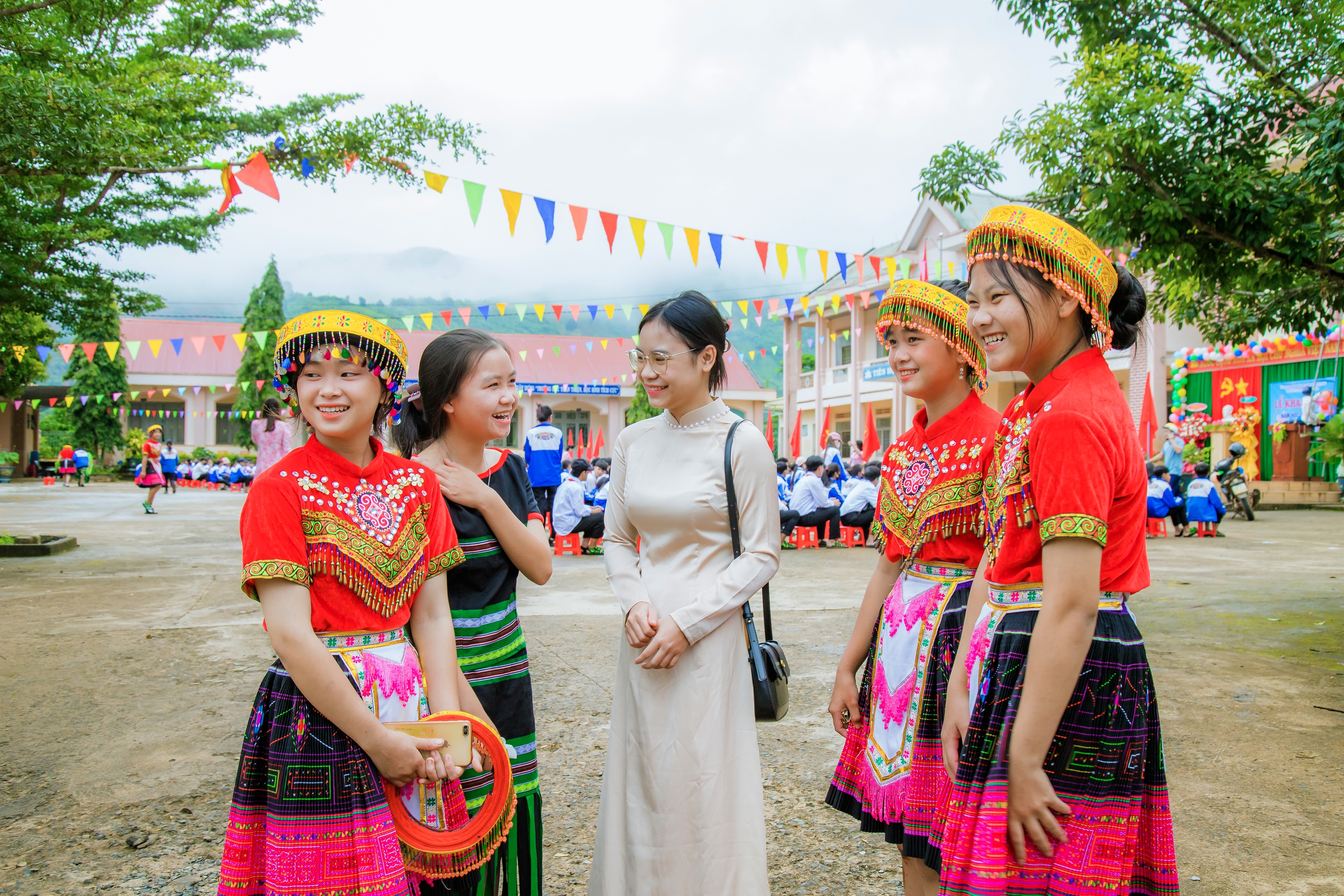 Chênh lệch lương hơn 3 lần giữa giáo viên hợp đồng và biên chế - Ảnh 1.