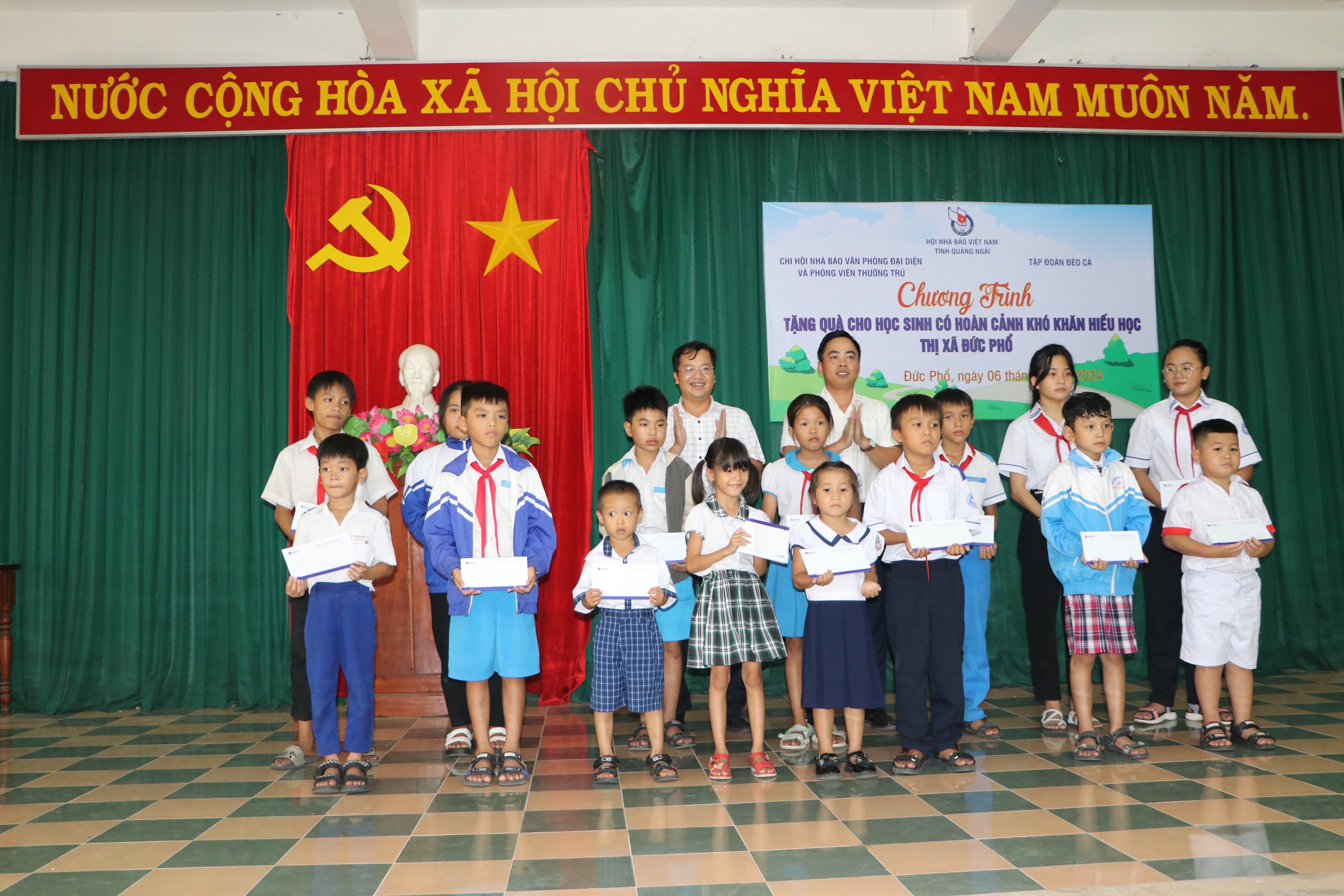 Chi hội báo chí Trung ương tại Quảng Ngãi trao quà cho học sinh nghèo- Ảnh 1. Chi hội báo chí Trung ương tại Quảng Ngãi trao quà cho học sinh nghèo- Ảnh 1.