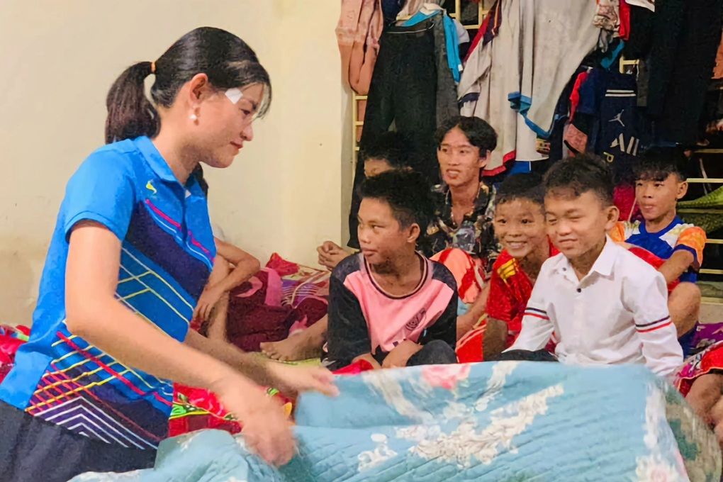Cô giáo bỏ dở bữa trưa, đánh thức hơn 200 học sinh thoát thảm họa sạt lở - 1 Cô giáo bỏ dở bữa trưa, đánh thức hơn 200 học sinh thoát thảm họa sạt lở - 1