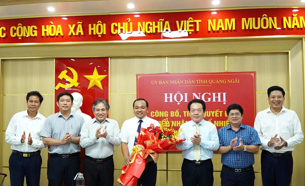 Ông Võ Phiên (thứ ba, từ phải sang) trao Quyết định bổ nhiệm và tặng hoa chúc mừng tân Phó Trưởng Ban Dân tộc tỉnh Quảng Ngãi Lê Văn Vin. Ông Võ Phiên (thứ ba, từ phải sang) trao Quyết định bổ nhiệm và tặng hoa chúc mừng tân Phó Trưởng Ban Dân tộc tỉnh Quảng Ngãi Lê Văn Vin.