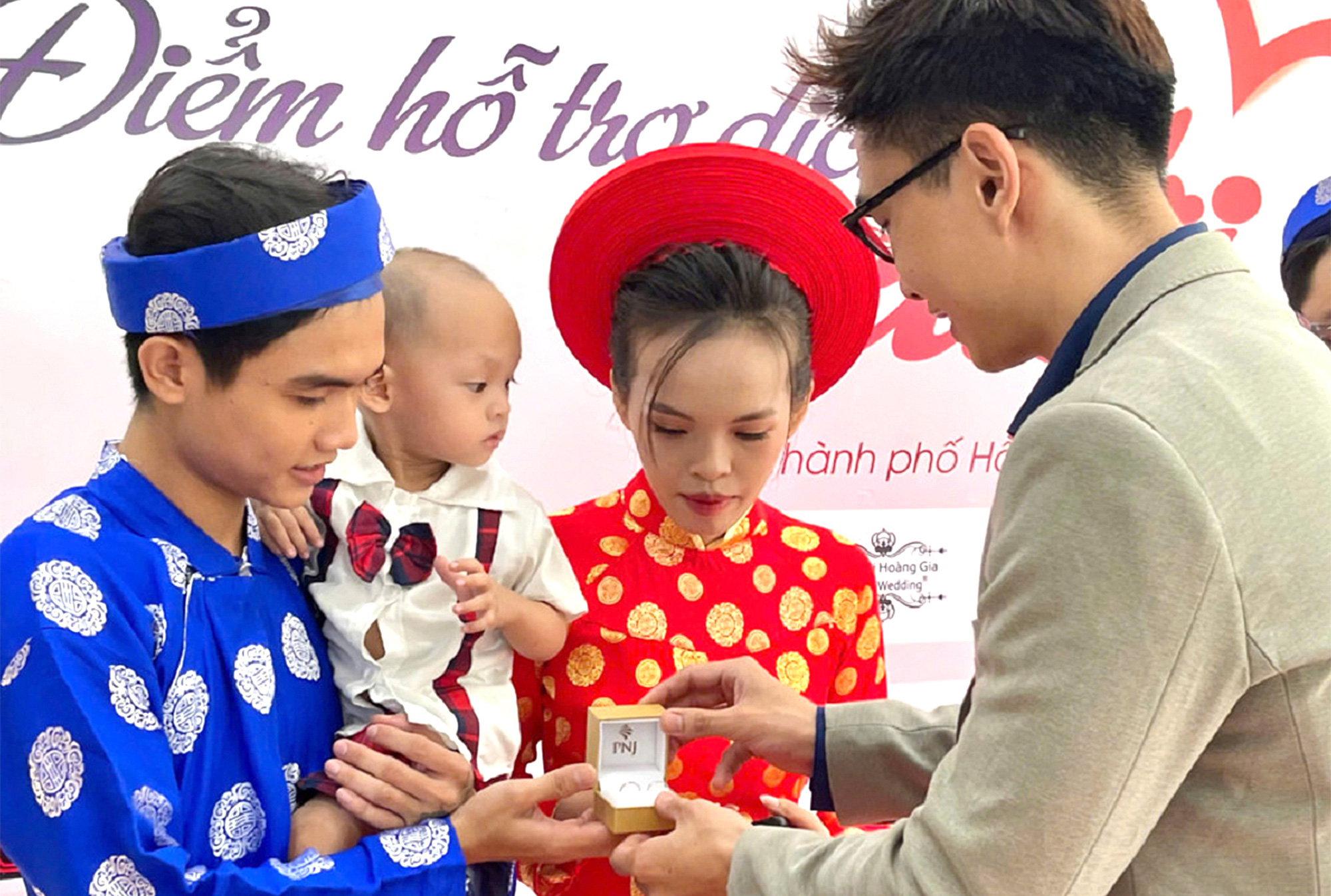 Hỗ trợ dịch vụ cưới cho công nhân - Ảnh 1. Hỗ trợ dịch vụ cưới cho công nhân - Ảnh 1.