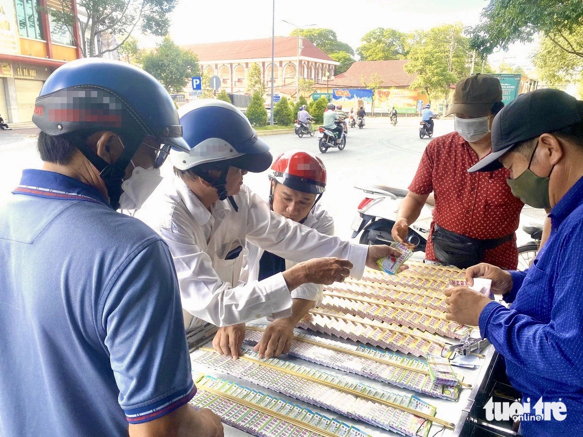 Bán vé số: Nơi than thua lỗ, chỗ mừng lãi kỷ lục - Ảnh 1.