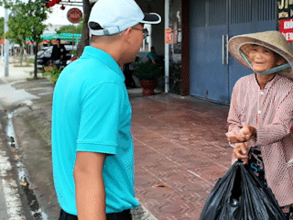 Cụ bà nhặt ve chai dành 50.000 đồng, nhờ chuyển khoản cho đồng bào vùng lũ - 1 Cụ bà nhặt ve chai dành 50.000 đồng, nhờ chuyển khoản cho đồng bào vùng lũ - 1