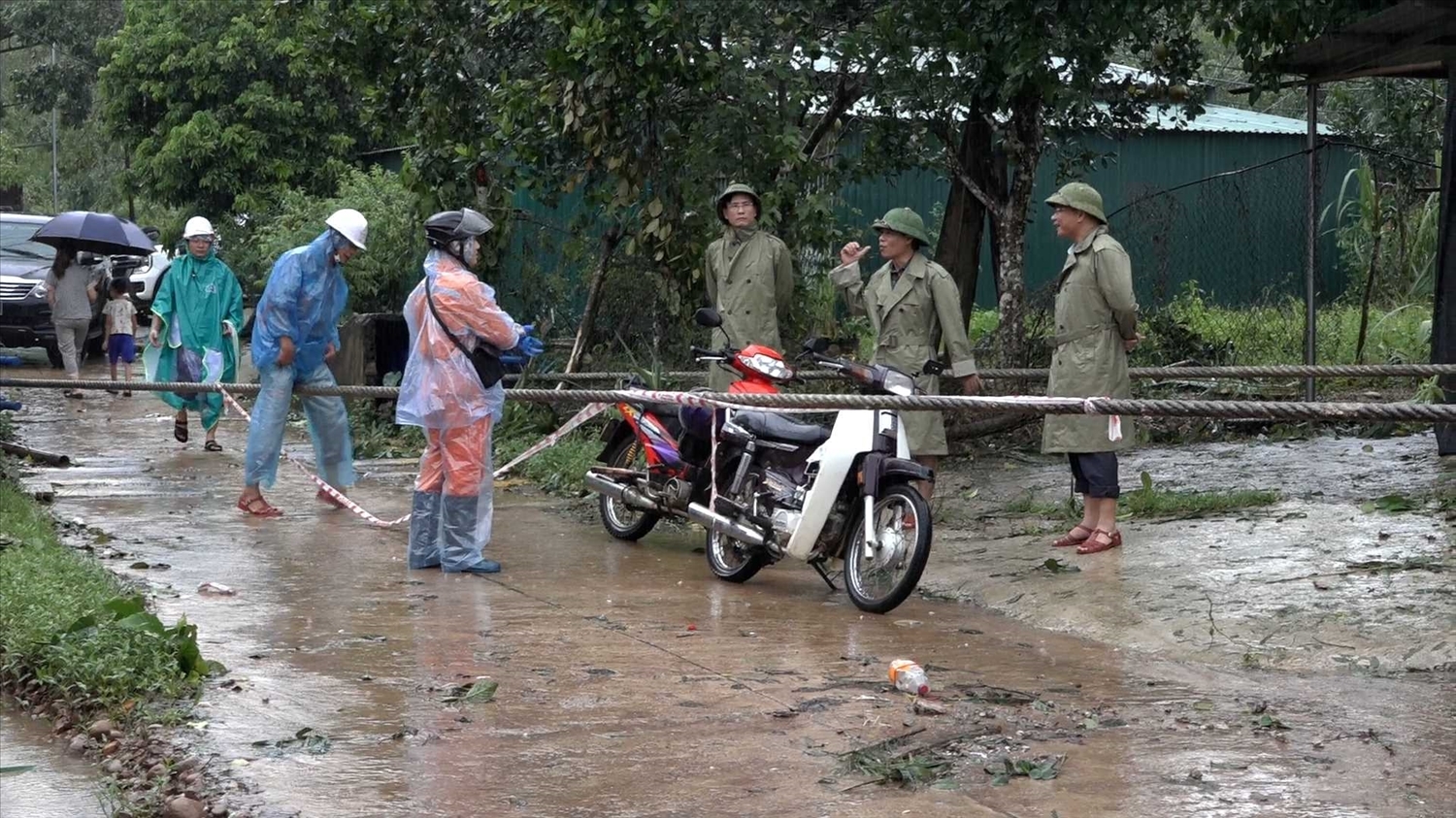 Chủ tịch UBND huyện Đỗ Mạnh Hùng cùng đoàn công tác kiểm tra và chỉ đạo công tác khắc phục hậu quả bão số 3 và mưa, lũ sau bão Chủ tịch UBND huyện Đỗ Mạnh Hùng cùng đoàn công tác kiểm tra và chỉ đạo công tác khắc phục hậu quả bão số 3 và mưa, lũ sau bão