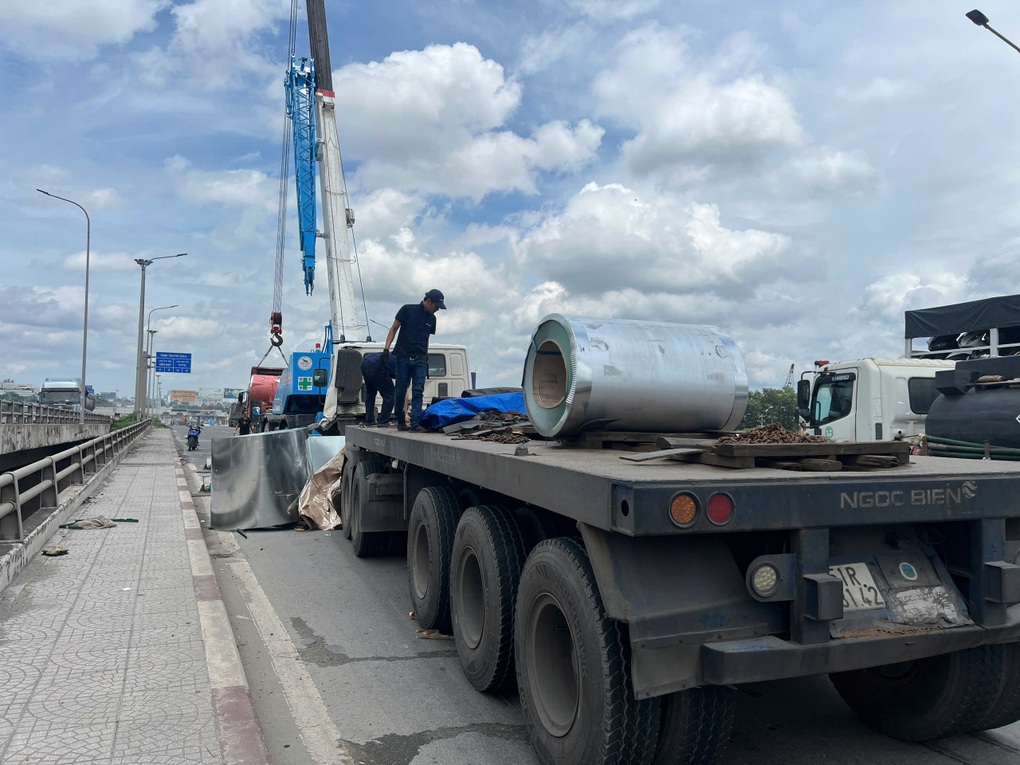 Cuộn thép trên rơ-moóc rơi xuống mặt cầu Đồng Nai, kẹt xe hơn 5km - 1 Cuộn thép trên rơ-moóc rơi xuống mặt cầu Đồng Nai, kẹt xe hơn 5km - 1