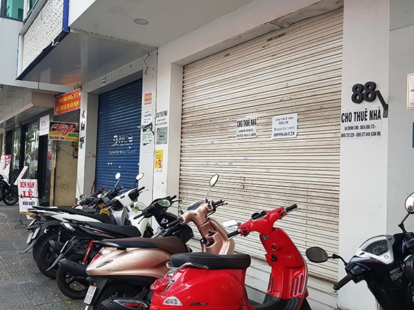 Trên tuyến đường Nguyễn Văn Linh sầm uất, có nhiều mặt bằng liền kề nhau đồng loạt treo bảng cho thuê nhà. Trên tuyến đường Nguyễn Văn Linh sầm uất, có nhiều mặt bằng liền kề nhau đồng loạt treo bảng cho thuê nhà.