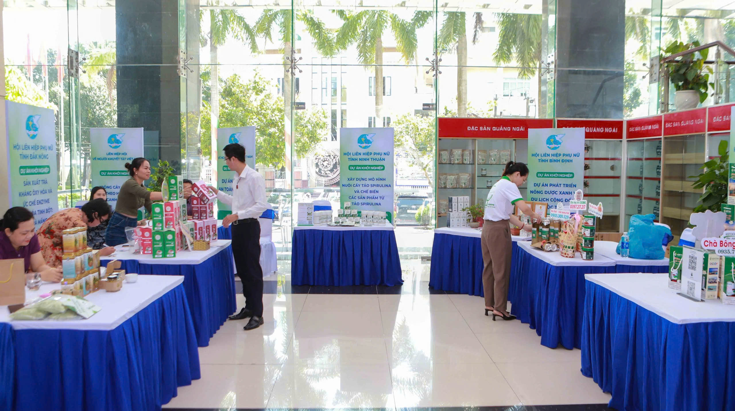 Đa dạng sản phẩm trưng bày của dự án khởi nghiệp sáng tạo và chuyển đổi xanh khu vực miền Trung- Ảnh 1. Đa dạng sản phẩm trưng bày của dự án khởi nghiệp sáng tạo và chuyển đổi xanh khu vực miền Trung- Ảnh 1.