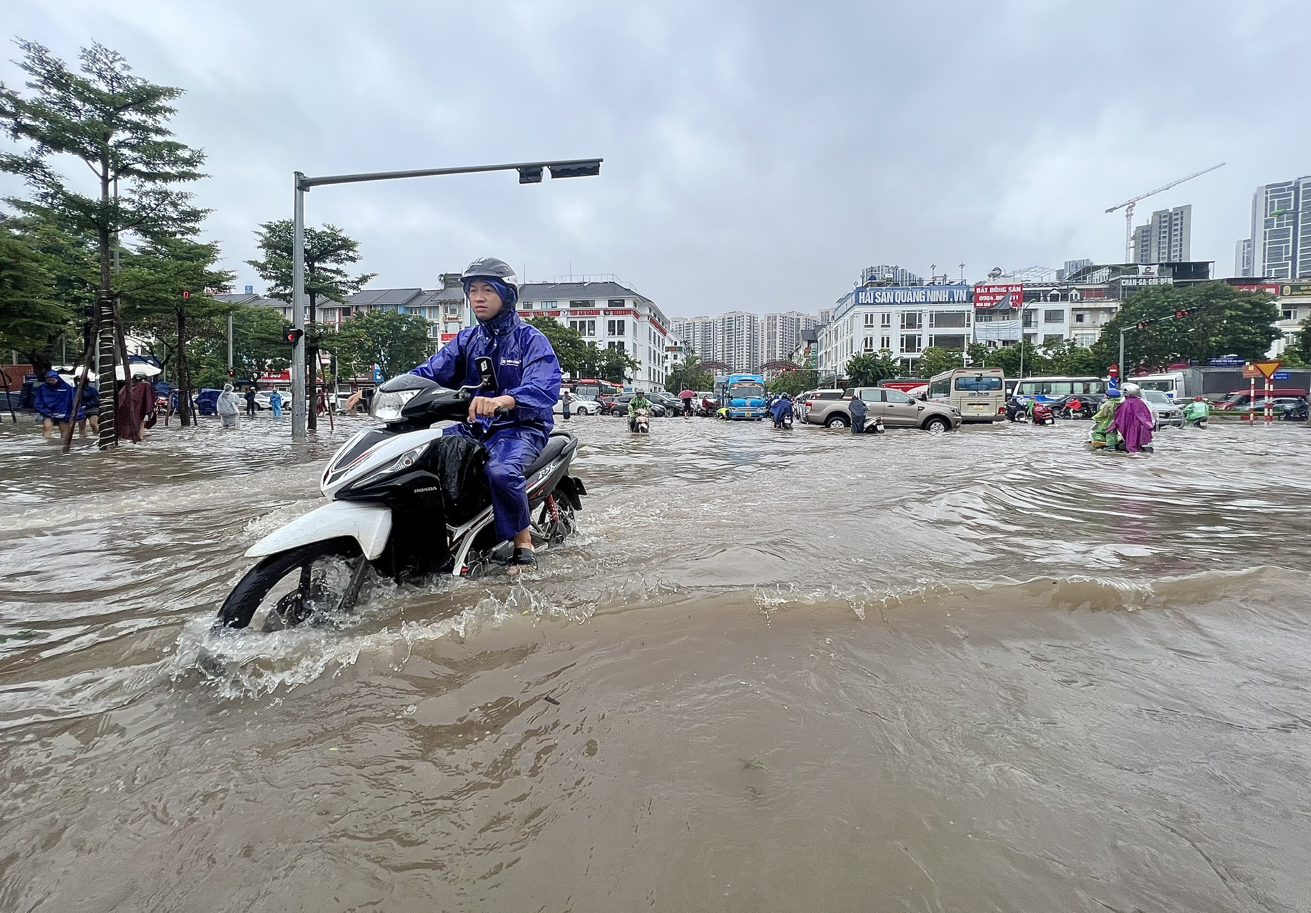 Đại lộ Thăng Long vẫn ngập, người dân đi lại thế nào?- Ảnh 1. Đại lộ Thăng Long vẫn ngập, người dân đi lại thế nào?- Ảnh 1.