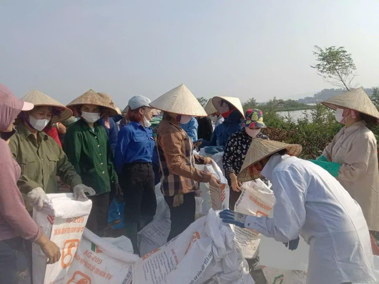 Đê sông Cầu sạt trượt, hàng nghìn người dân Bắc Giang đội nắng khắc phục- Ảnh 4. Đê sông Cầu sạt trượt, hàng nghìn người dân Bắc Giang đội nắng khắc phục- Ảnh 4.