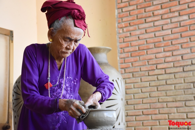 “Đi giật lùi” giữ hồn làng gốm Chăm cổ xưa nhất Đông Nam Á - Ảnh 1. “Đi giật lùi” giữ hồn làng gốm Chăm cổ xưa nhất Đông Nam Á - Ảnh 1.