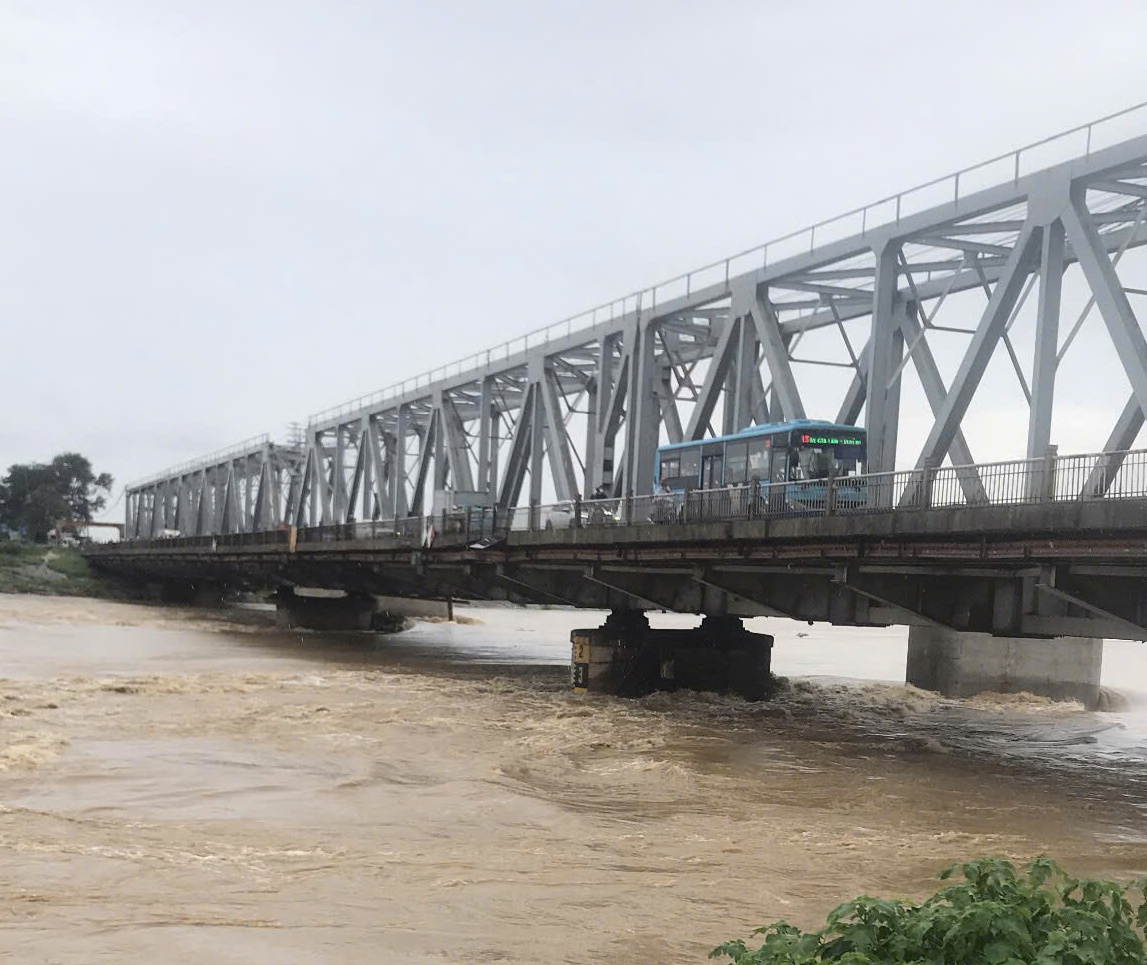 Đường sắt dừng chạy tàu, đề nghị Hà Nội hạn chế phương tiện qua cầu Đuống- Ảnh 1. Đường sắt dừng chạy tàu, đề nghị Hà Nội hạn chế phương tiện qua cầu Đuống- Ảnh 1.