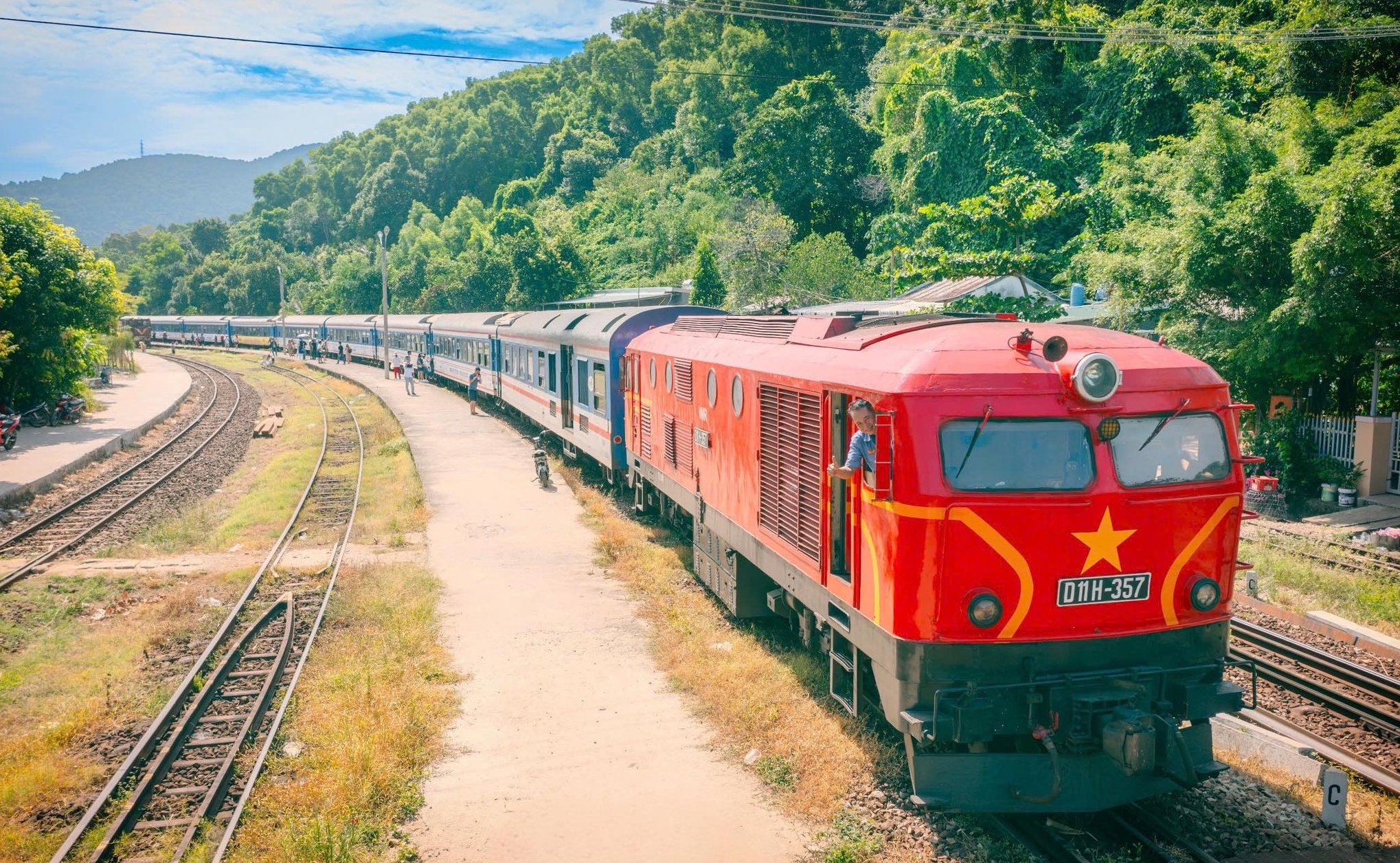 Đường sắt giảm giá vé tàu sau hè, nhiều ưu đãi hấp dẫn- Ảnh 1. Đường sắt giảm giá vé tàu sau hè, nhiều ưu đãi hấp dẫn- Ảnh 1.