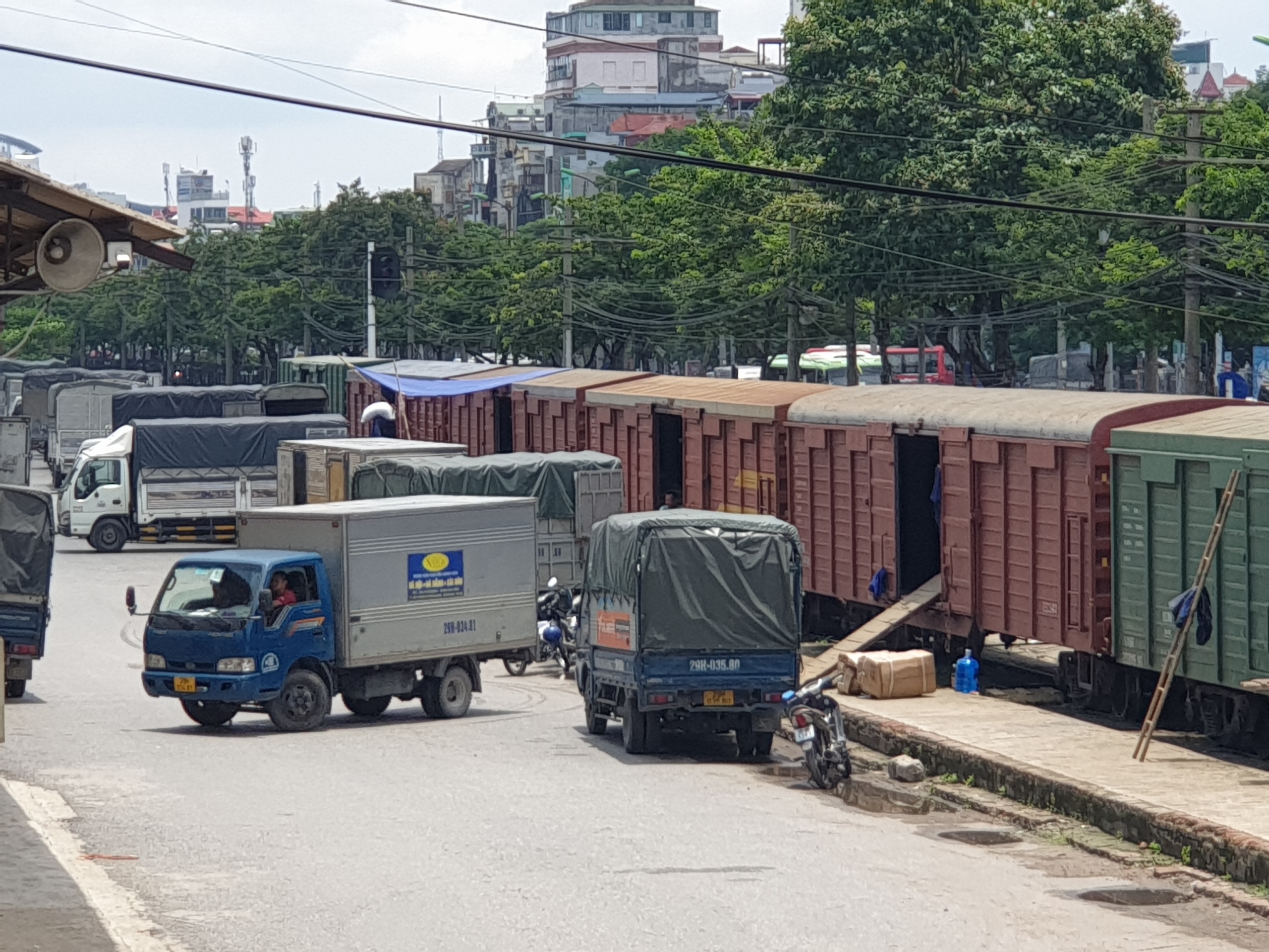 Đường sắt nhận vận chuyển miễn phí hàng cứu trợ từ phía Nam ra Hà Nội- Ảnh 1. Đường sắt nhận vận chuyển miễn phí hàng cứu trợ từ phía Nam ra Hà Nội- Ảnh 1.