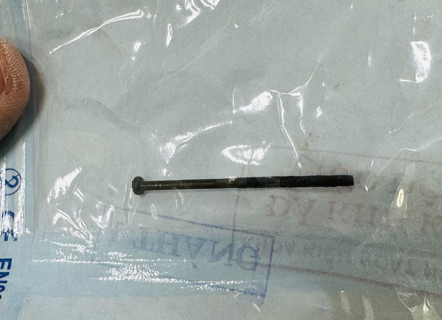 Gắp đinh vít dài 4 cm trong dạ dày bé trai 3 tuổi- Ảnh 2. Gắp đinh vít dài 4 cm trong dạ dày bé trai 3 tuổi- Ảnh 2.