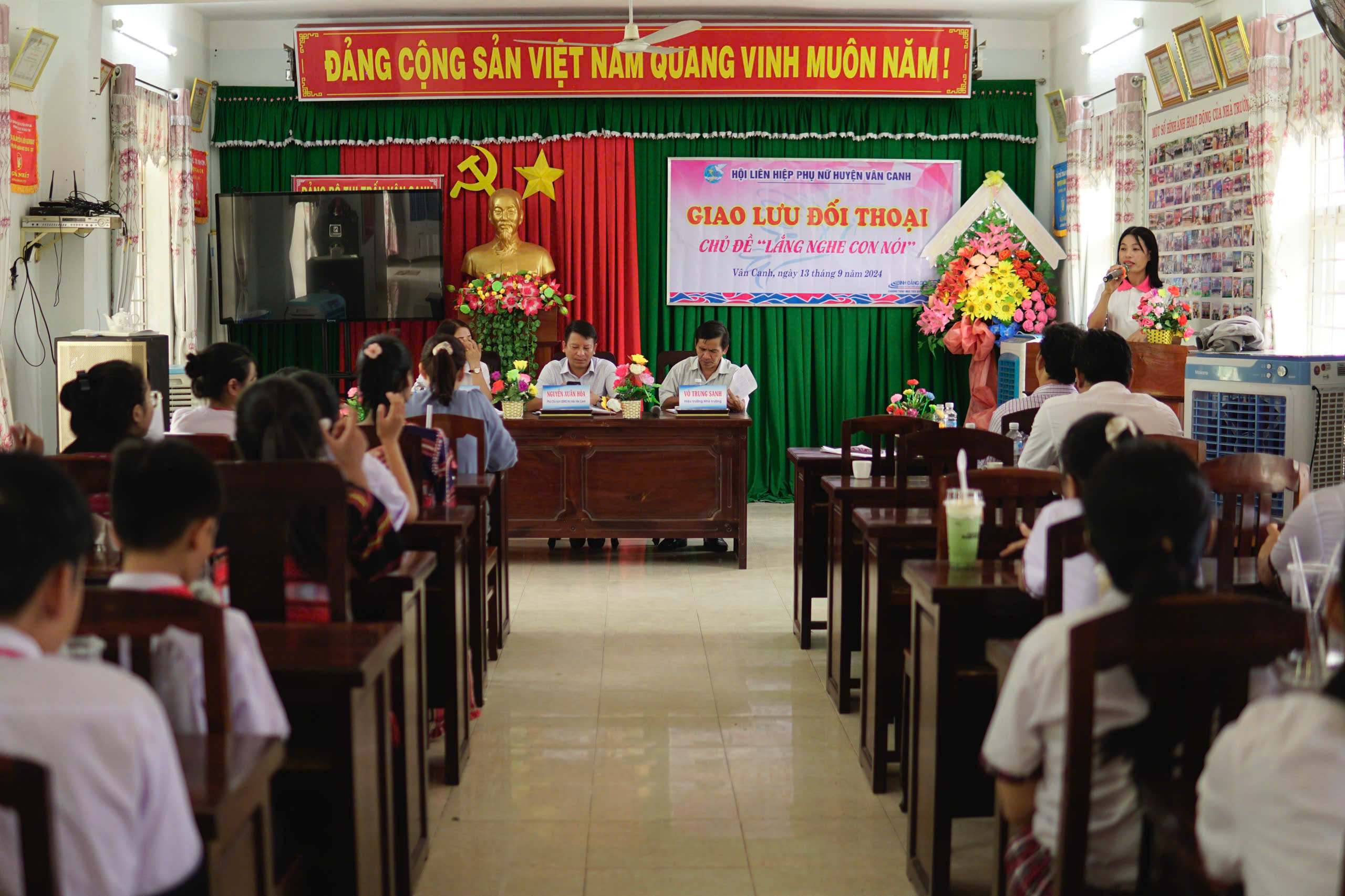 Vân Canh (Bình Định): Giao lưu đối thoại “Lắng nghe con nói” với học sinh dân tộc thiêu số- Ảnh 1. Vân Canh (Bình Định): Giao lưu đối thoại “Lắng nghe con nói” với học sinh dân tộc thiêu số- Ảnh 1.