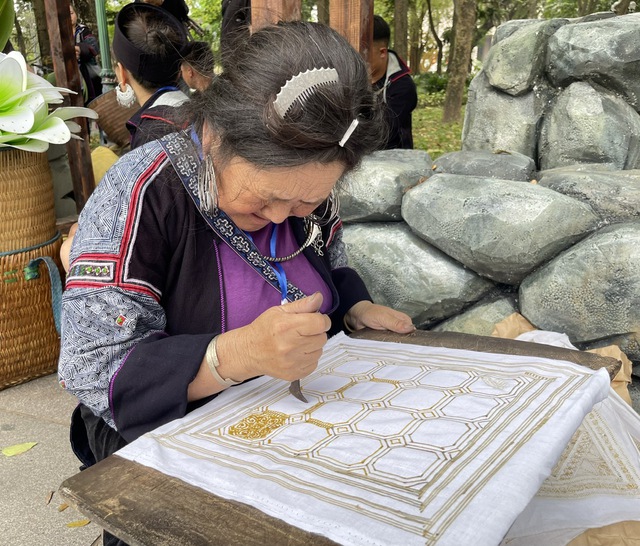 Giữ gìn nghệ thuật vẽ sáp ong của đồng bào người Mông ở Sa Pa (Lào Cai) - Ảnh 1. Giữ gìn nghệ thuật vẽ sáp ong của đồng bào người Mông ở Sa Pa (Lào Cai) - Ảnh 1.