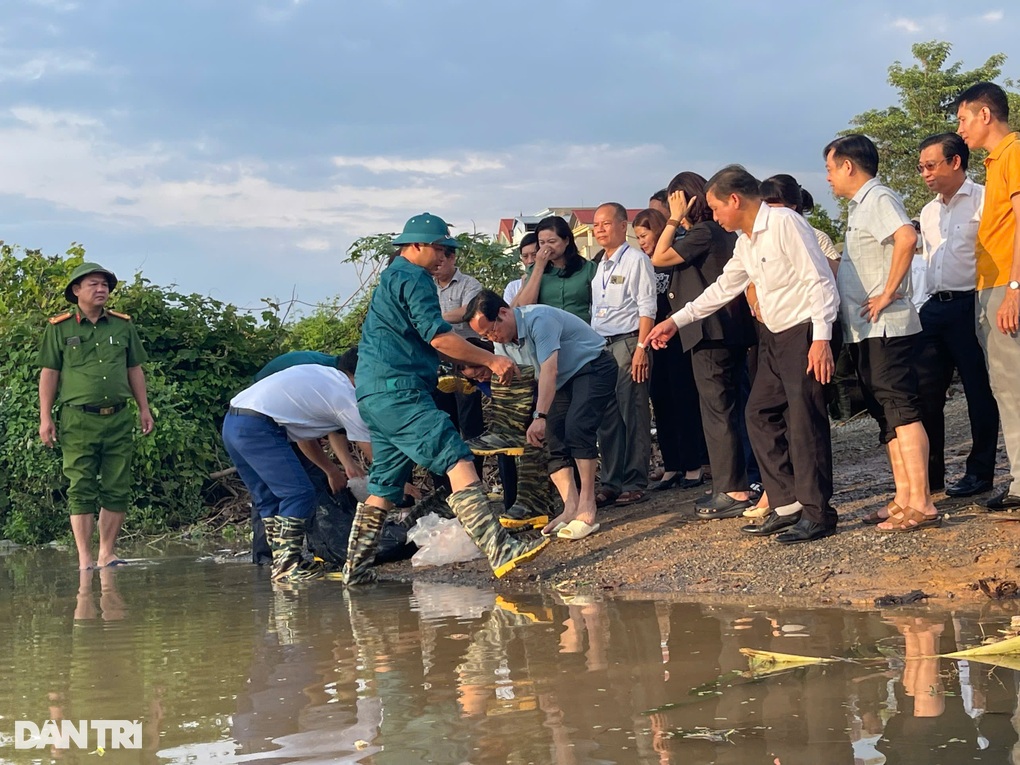 Hà Nội: Lũ dâng 1,2m, hơn 300 học sinh khăn gói học nhờ - 2 Hà Nội: Lũ dâng 1,2m, hơn 300 học sinh khăn gói học nhờ - 2
