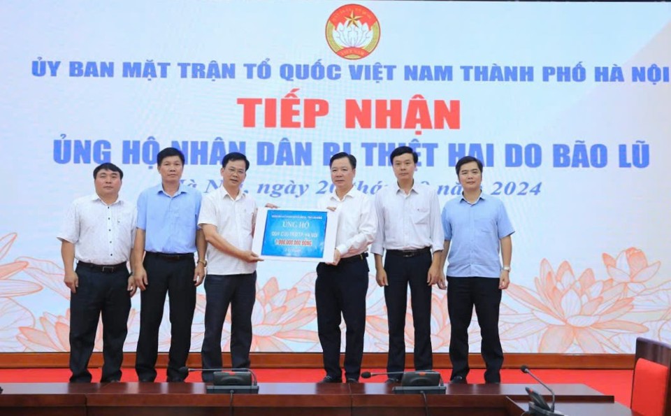 Phó Chủ tịch Thường trực Ủy ban Mặt trận Tổ quốc Việt Nam TP Hà Nội Nguyễn Sỹ Trường tiếp nhận ủng hộ của cán bộ và Nhân dân huyện Lâm Hà (tỉnh Lâm Đồng)