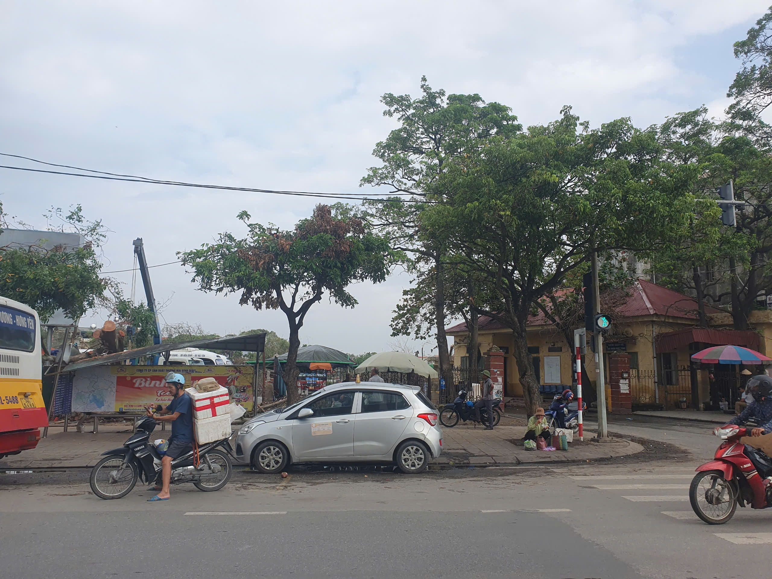 Hải Dương hoạt động trở lại bến xe khách Hải Tân, nhiều tuyến phố vẫn ngập- Ảnh 1. Hải Dương hoạt động trở lại bến xe khách Hải Tân, nhiều tuyến phố vẫn ngập- Ảnh 1.