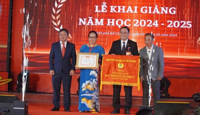 Hiệu trưởng dặn dò học sinh về ý thức trách nhiệm- Ảnh 1. Hiệu trưởng dặn dò học sinh về ý thức trách nhiệm- Ảnh 1.