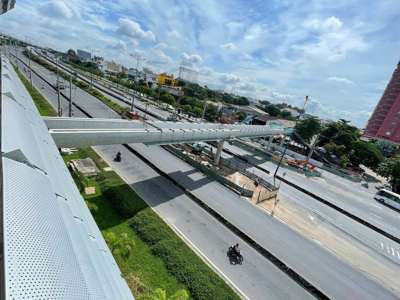Hoàn thành lắp dầm cầu bộ hành cuối cùng tại metro số 1- Ảnh 1. Hoàn thành lắp dầm cầu bộ hành cuối cùng tại metro số 1- Ảnh 1.