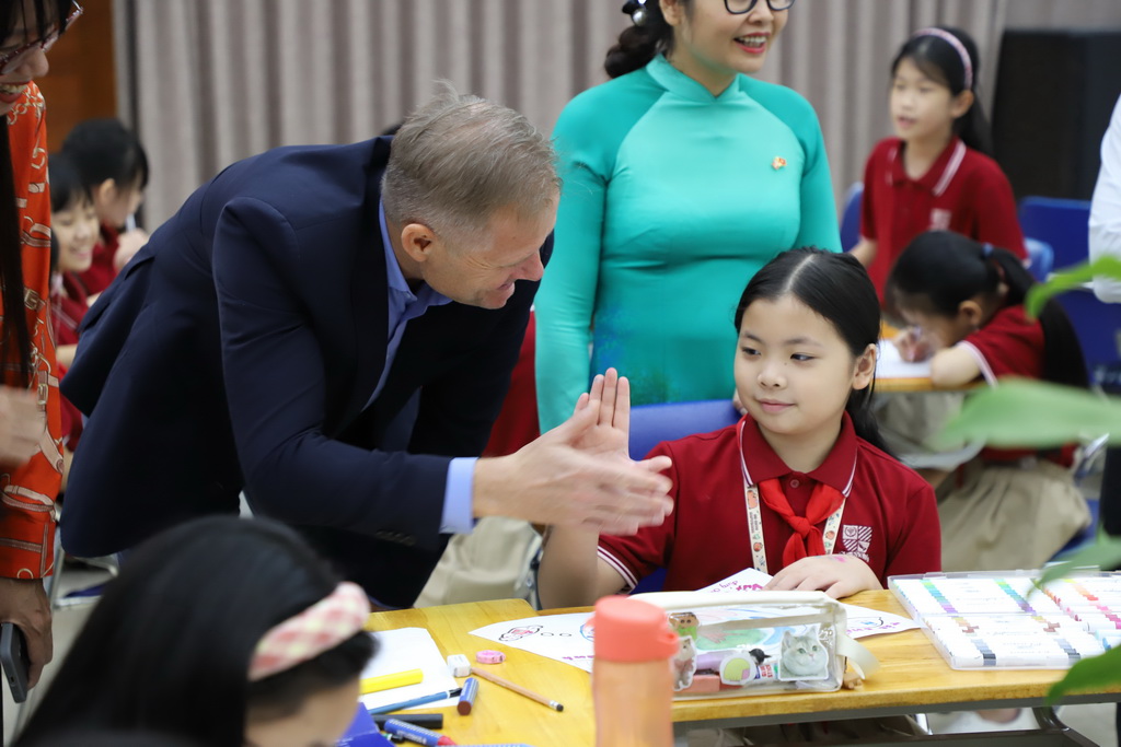 Học sinh Việt Nam vẽ nên ước mơ về tương lai xanh- Ảnh 1. Học sinh Việt Nam vẽ nên ước mơ về tương lai xanh- Ảnh 1.