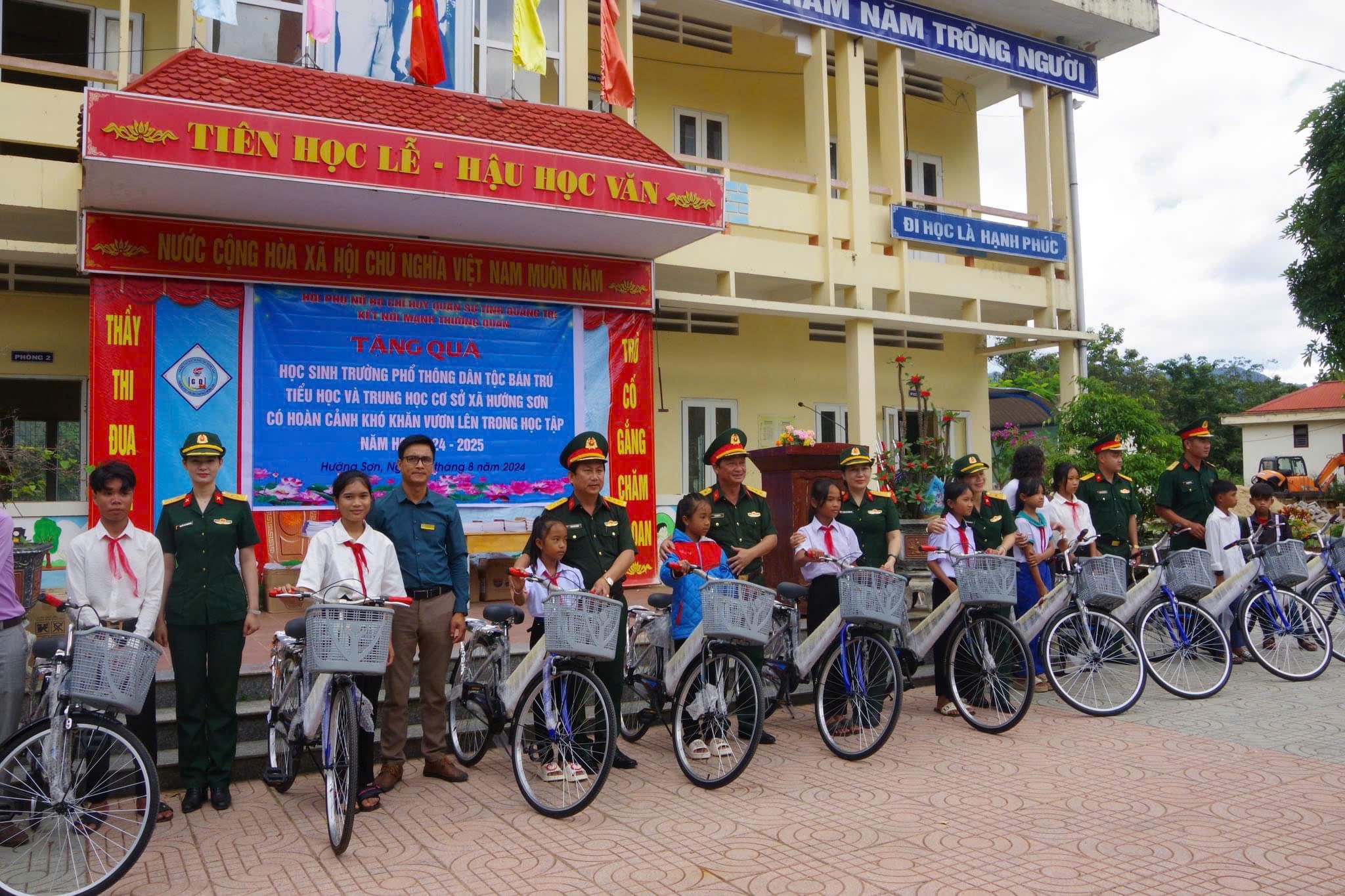 Quảng Trị: Học sinh có hoàn cảnh khó khăn nhận quà trước thềm năm học mới- Ảnh 1. Quảng Trị: Học sinh có hoàn cảnh khó khăn nhận quà trước thềm năm học mới- Ảnh 1.