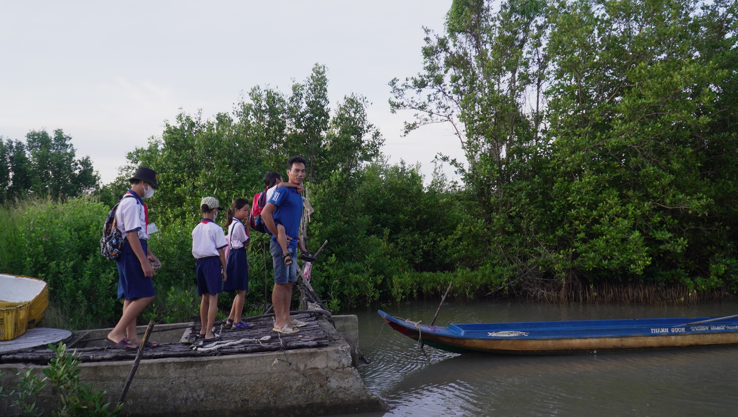 Học sinh vùng Đất Mũi đi vỏ lãi dự khai giảng- Ảnh 1. Học sinh vùng Đất Mũi đi vỏ lãi dự khai giảng- Ảnh 1.