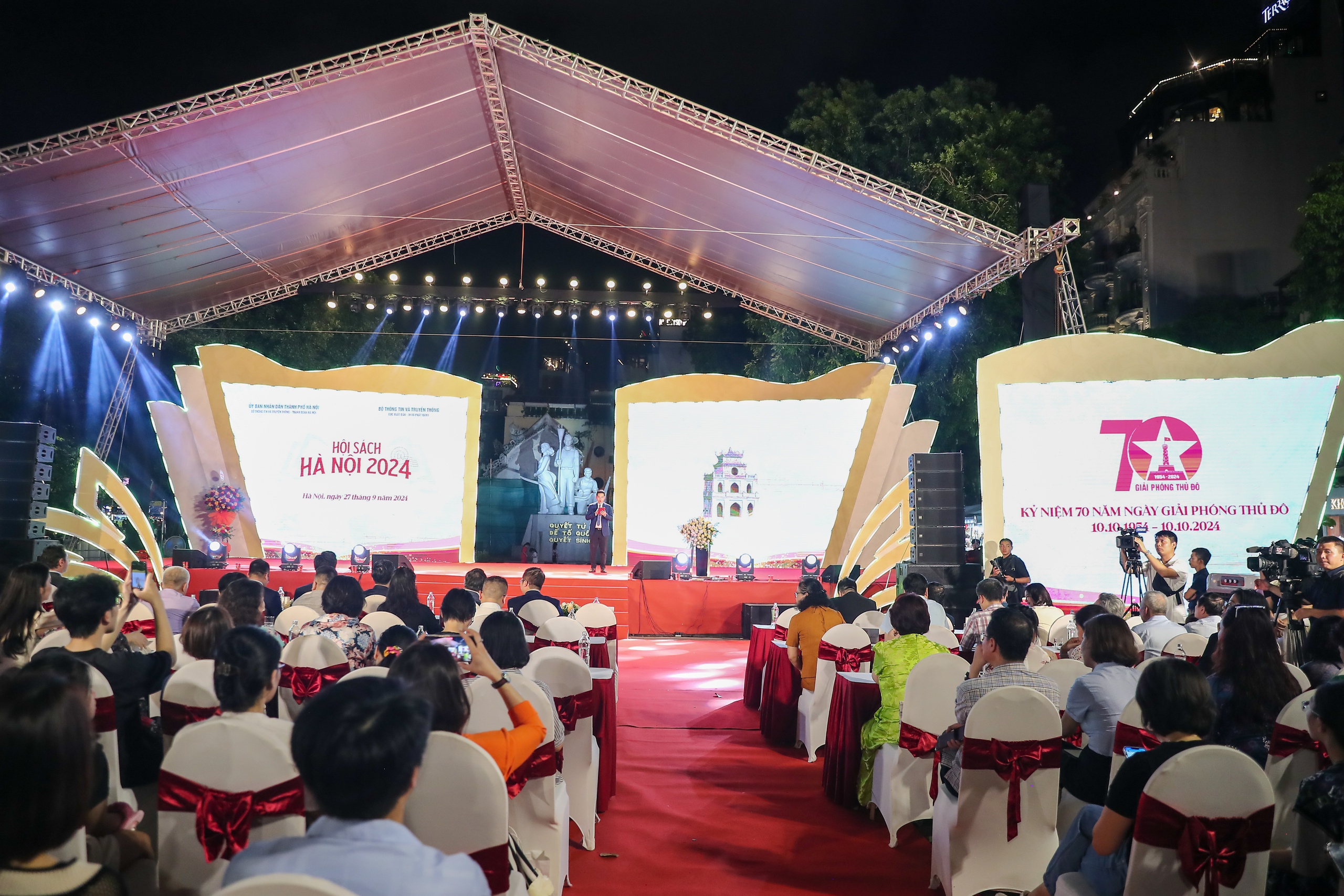 Hội Sách Hà Nội 2024 thu hút người yêu sách trong ngày đầu khai mạc - Ảnh 1. Hội Sách Hà Nội 2024 thu hút người yêu sách trong ngày đầu khai mạc - Ảnh 1.