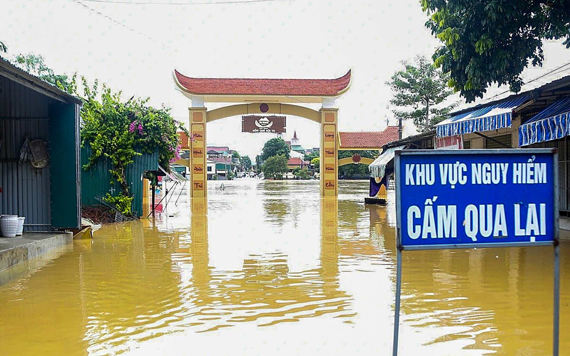 Hơn 9.000 học sinh ở Hà Tĩnh phải nghỉ học do mưa lũ - Ảnh 1. Hơn 9.000 học sinh ở Hà Tĩnh phải nghỉ học do mưa lũ - Ảnh 2.