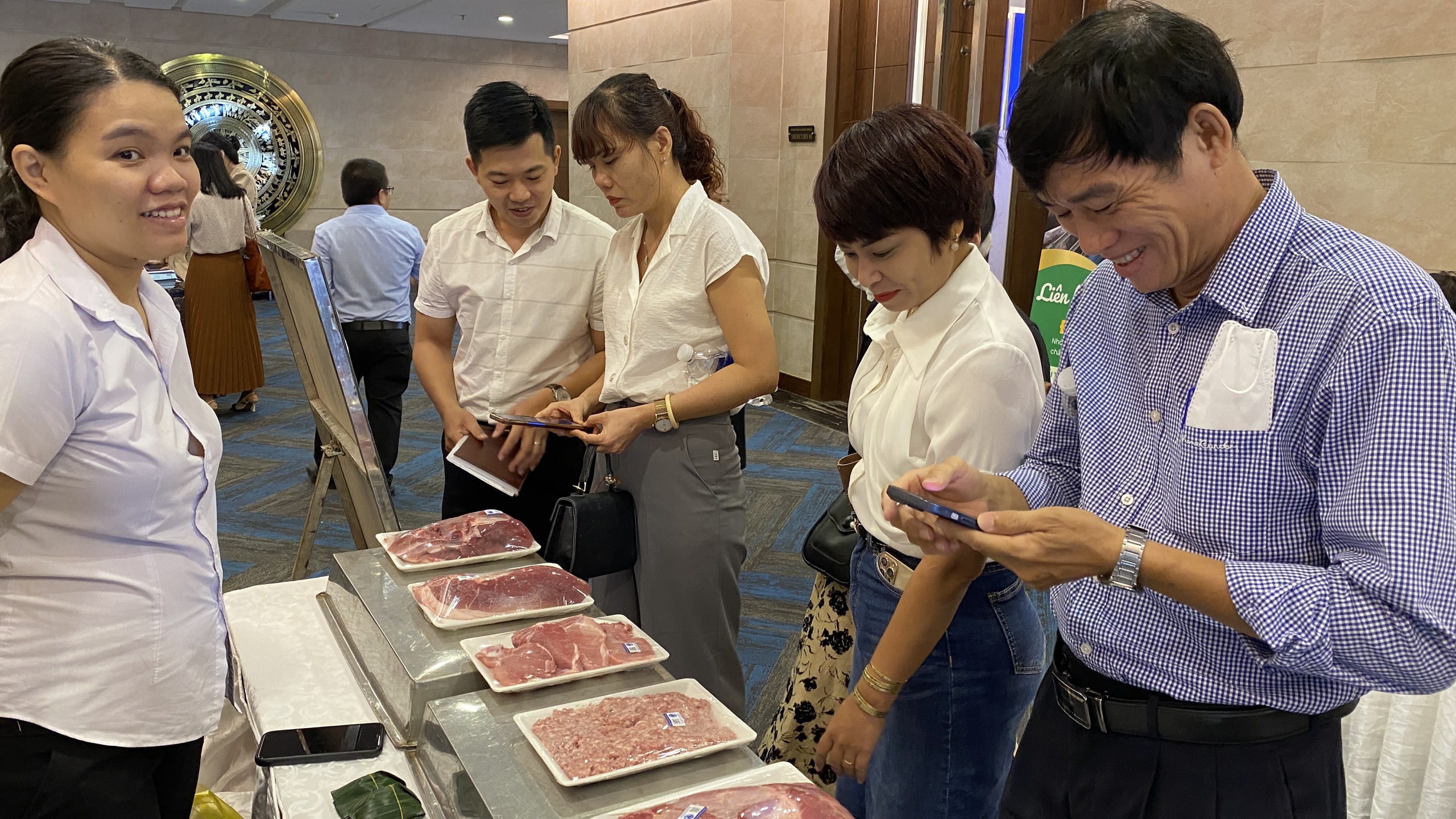 Đà Nẵng: Hướng dẫn học sinh lựa chọn hàng quán an toàn thực phẩm trước cổng trường- Ảnh 1. Đà Nẵng: Hướng dẫn học sinh lựa chọn hàng quán an toàn thực phẩm trước cổng trường- Ảnh 1.