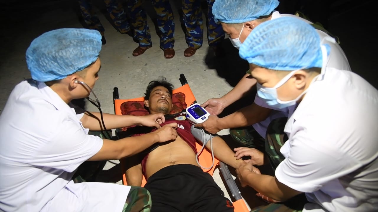 Huyện đảo Trường Sa, tỉnh Khánh Hòa tiếp nhận và điều cho ngư dân Bình Định bị nạn trên biển- Ảnh 1. Huyện đảo Trường Sa, tỉnh Khánh Hòa tiếp nhận và điều cho ngư dân Bình Định bị nạn trên biển- Ảnh 1.