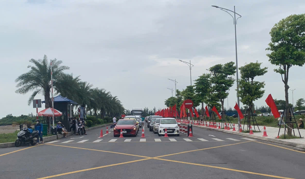 Khách nườm nượp đổ về Cát Bà, nhưng hết cảnh ùn tắc chờ qua phà- Ảnh 2. Khách nườm nượp đổ về Cát Bà, nhưng hết cảnh ùn tắc chờ qua phà- Ảnh 2.