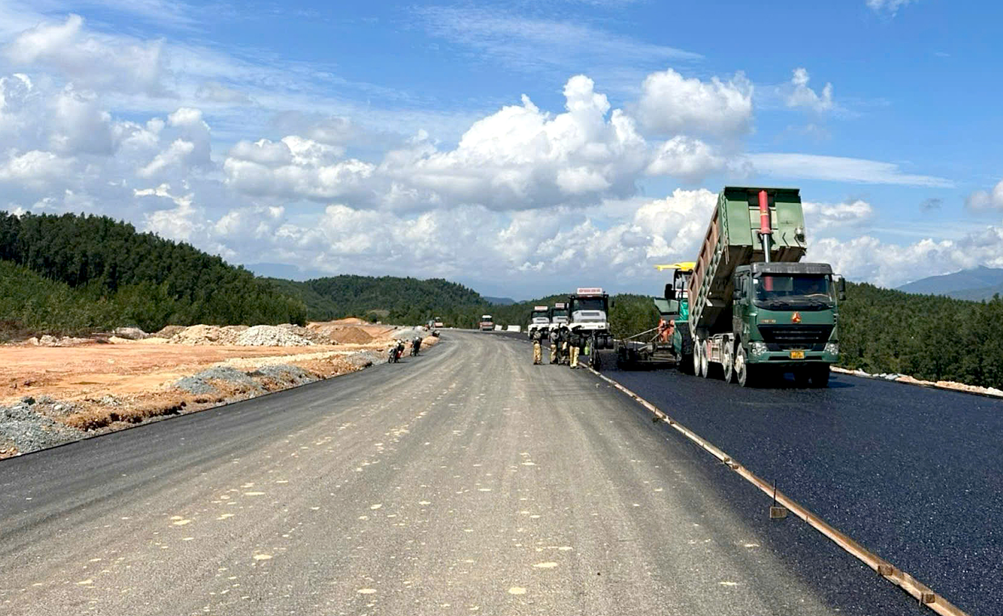 Khí thế mới trên công trường cao tốc- Ảnh 1. Khí thế mới trên công trường cao tốc- Ảnh 1.