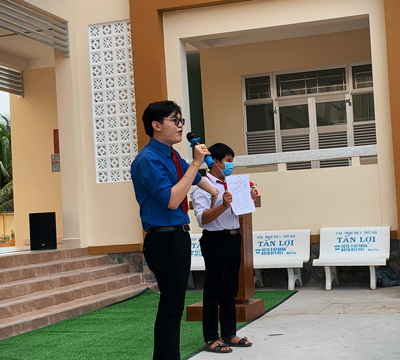 Gia Huy là gương mặt diễn giả được học sinh nhiều trường yêu thích với lối trình bày lôi cuốn, tương tác sôi nổi Gia Huy là gương mặt diễn giả được học sinh nhiều trường yêu thích với lối trình bày lôi cuốn, tương tác sôi nổi