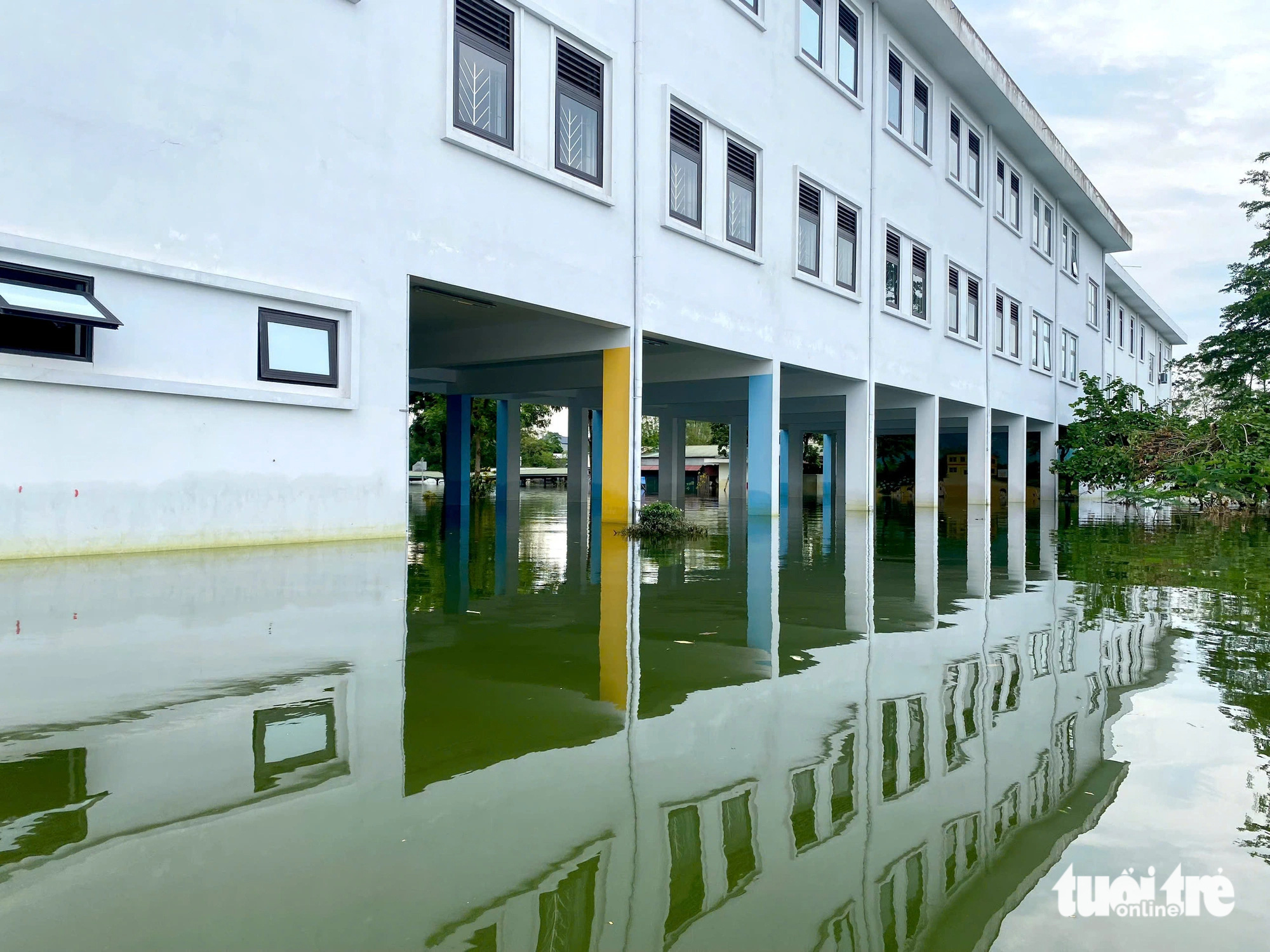 Dạy học bù sau mưa lũ: Không gây áp lực cho học sinh, giáo viên - Ảnh 1.