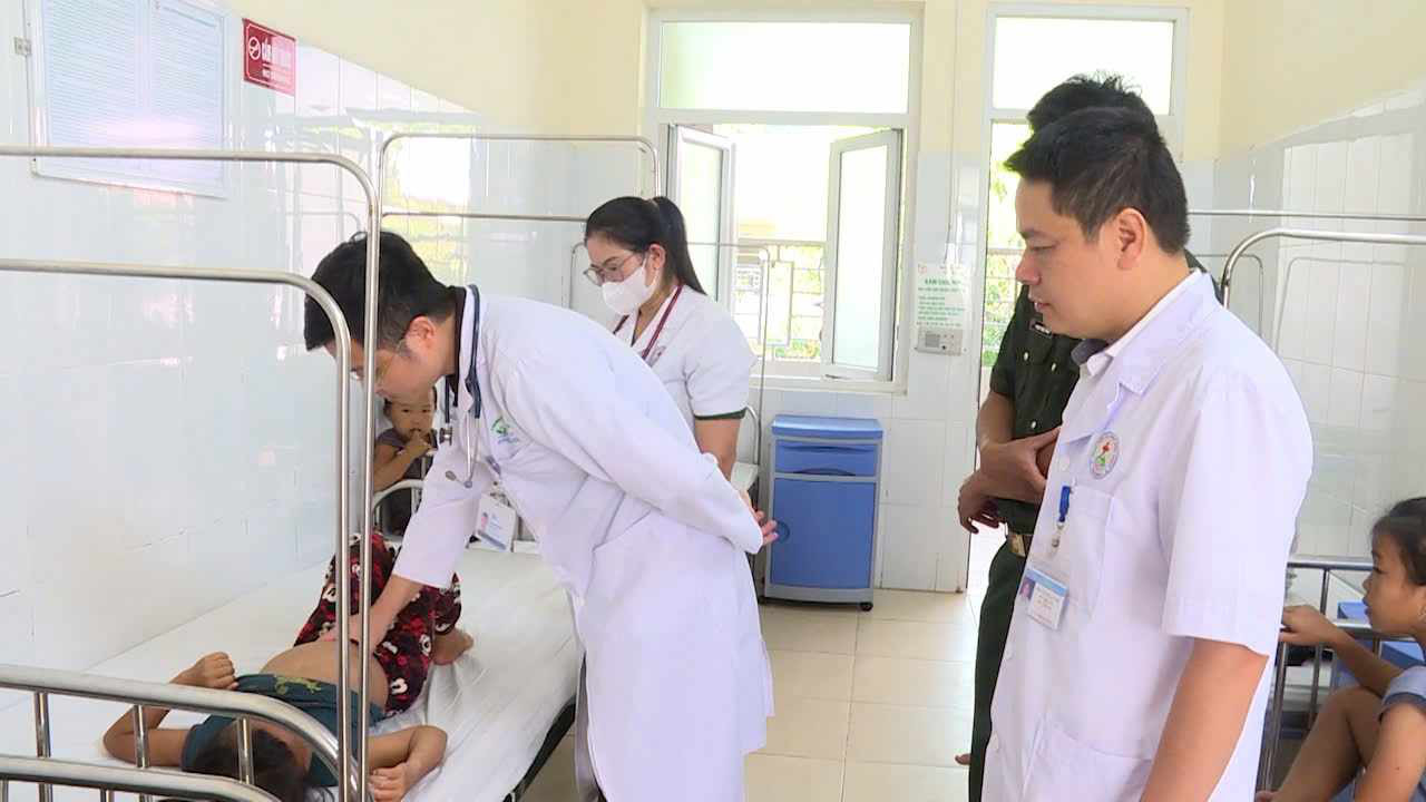 Kịp thời cứu 4 trẻ em người Lào ăn phải nấm độc - Ảnh 2. Kịp thời cứu 4 trẻ người Lào ăn phải nấm độc - Ảnh 2.