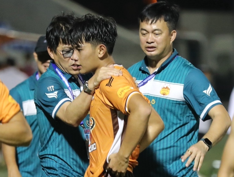 Ông Vũ Tiến Thành dặn dò cậu học trò trẻ sau ngày ra mắt thành công Ông Vũ Tiến Thành dặn dò cậu học trò trẻ sau ngày ra mắt thành công