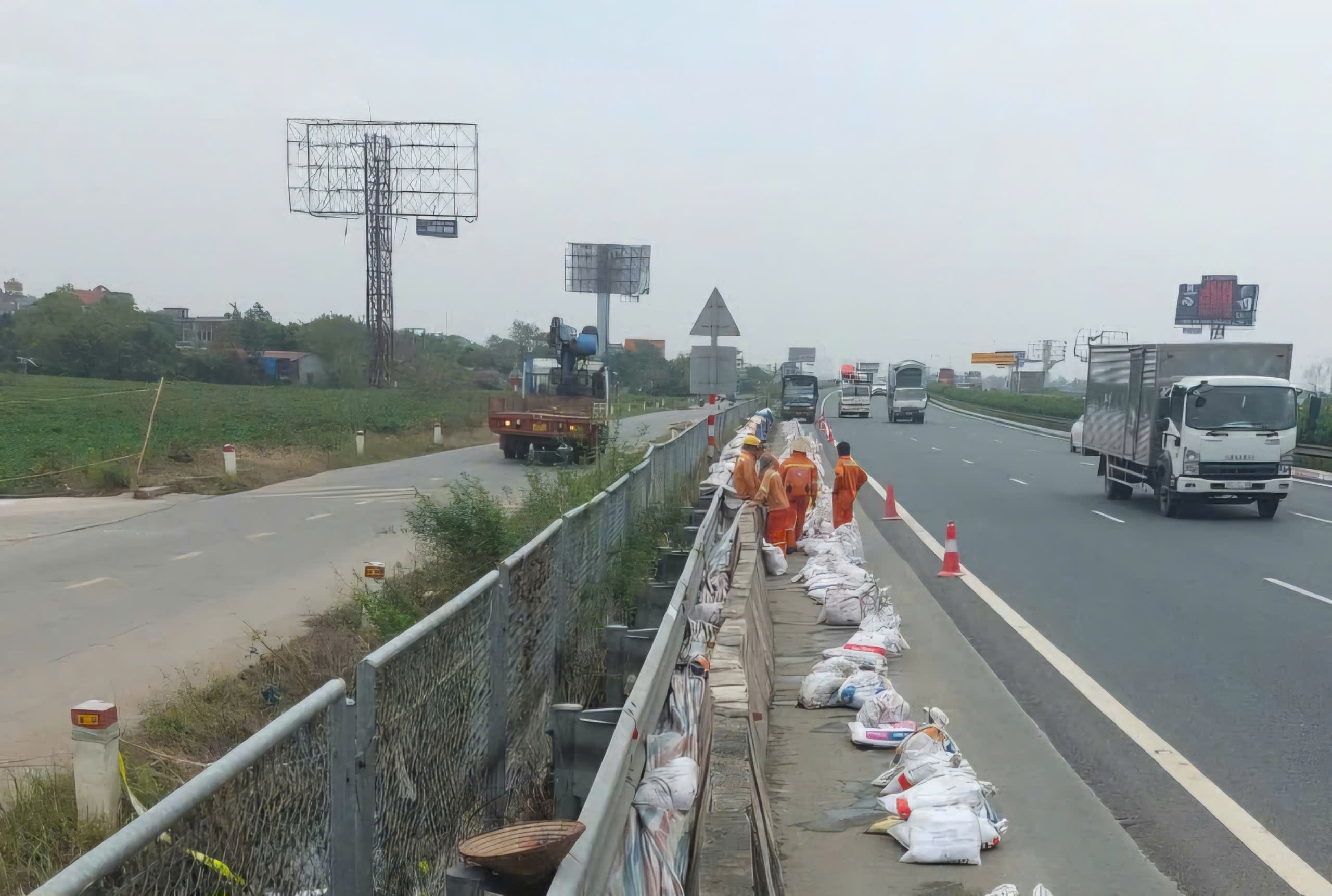 Làm tường chắn ngăn ngập nước trên cao tốc Pháp Vân - Cầu Giẽ- Ảnh 1. Làm tường chắn ngăn ngập nước trên cao tốc Pháp Vân - Cầu Giẽ- Ảnh 1.
