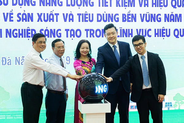 Thực hiện nghi thức phát động cuộc thi “Khởi nghiệp sáng tạo trong lĩnh vực hiệu quả năng lượng”. Thực hiện nghi thức phát động cuộc thi “Khởi nghiệp sáng tạo trong lĩnh vực hiệu quả năng lượng”.