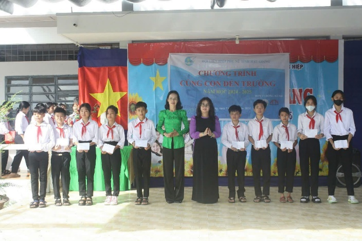Hậu Giang: Lan tỏa chương trình “Cùng con đến trường”- Ảnh 1. Hậu Giang: Lan tỏa chương trình “Cùng con đến trường”- Ảnh 1.