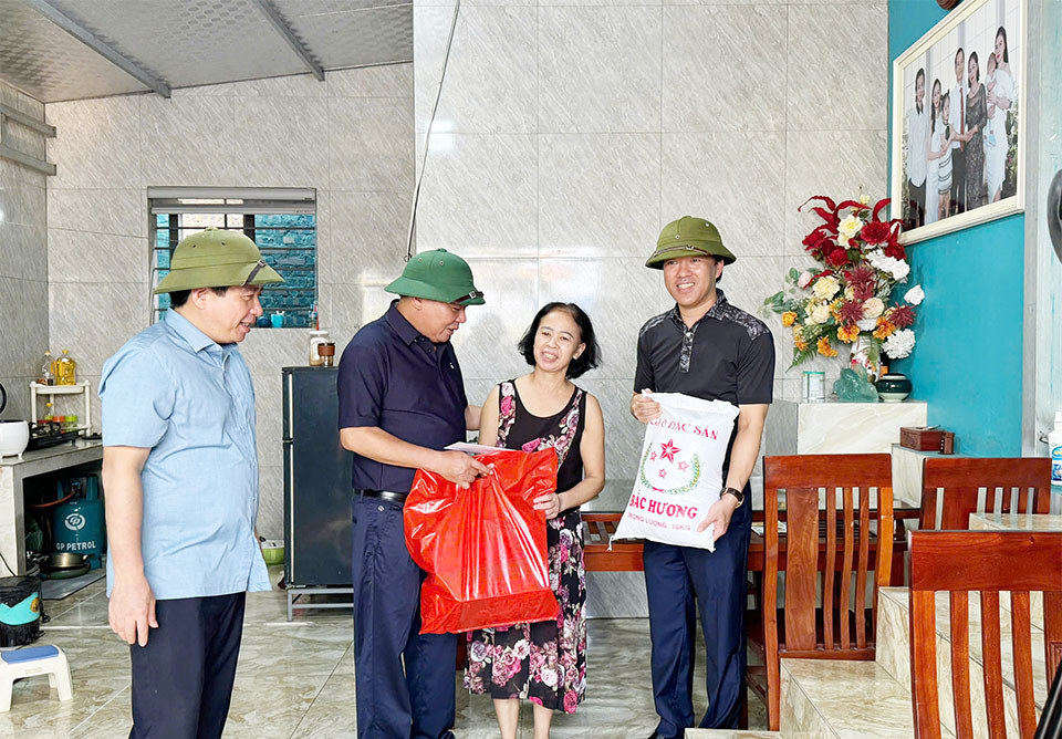 Phó Bí thư Thành ủy Nguyễn Văn Phong và lãnh đạo quận Bắc Từ Liêm tặng quà cho hộ khó khăn, bị ngập gia đình bà Phan Thị Gió - TDP Hồng Ngự - phường Thụy Phương.