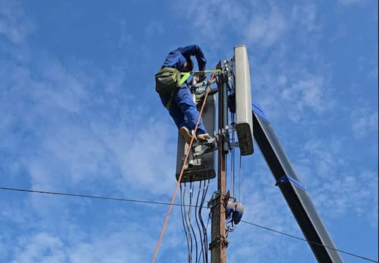 Khẩn trương lắp đặt trạm phát sóng điện thoại phục vụ tái định cư Làng Nủ - Ảnh 1. Lắp đặt trạm phát sóng điện thoại phục vụ tái định cư Làng Nủ - Ảnh 1.